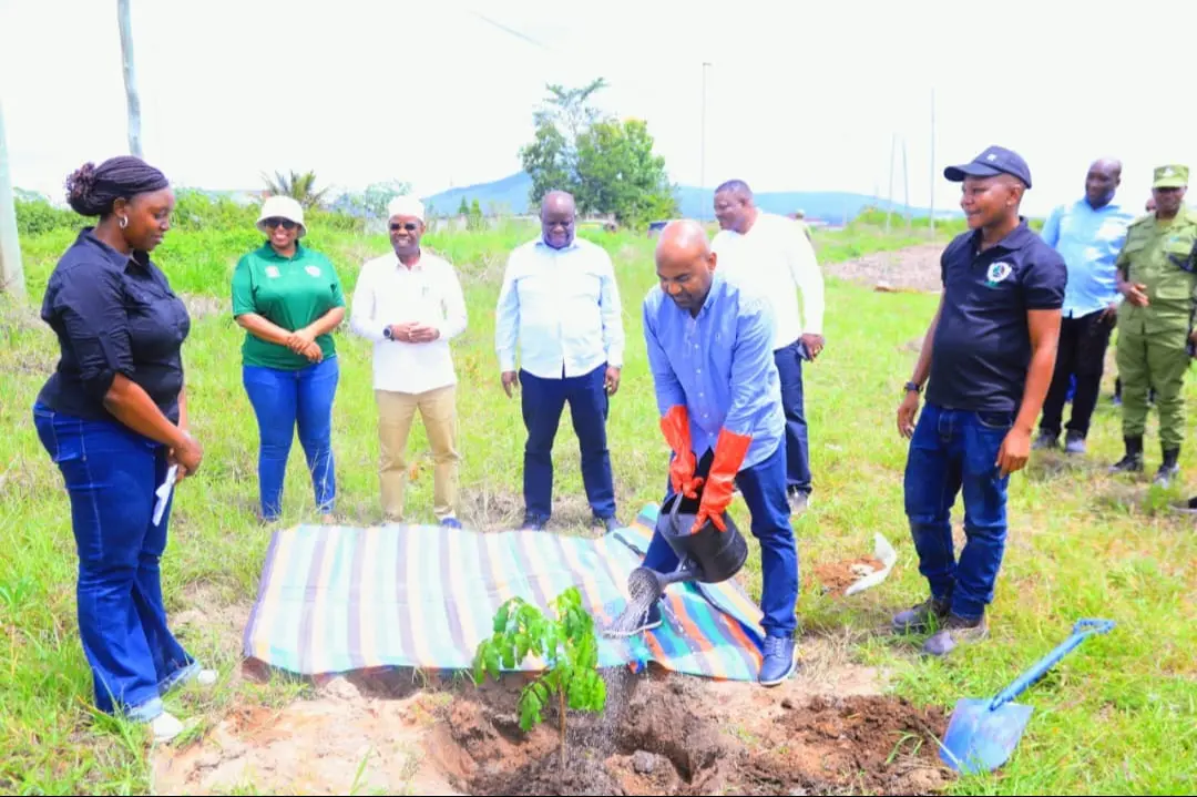 WAZIRI, MHE. HAMAD MASAUNI AKIPANDA MTI KATIKA ENEO LITAKAPOKUWA LANGO KUU LA JENGO LA KITUO CHA KUTOA ELIMU