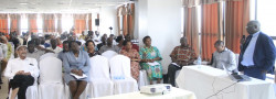 Mkurugenzi Mkuu wa NEMC Dkt. Inj.Samuel Gwamaka akieleza jambo kwa Waziri wa Muungano na Mazingira Mhe. Mussa Zungu na wadau walioudhulia mkutano wa kutoa elimu kwa wazarishaji, waingizaji, w