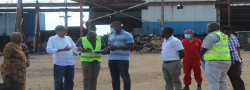 Waziri wa Nchi Ofisi ya Makamu wa Rais- Muungano na Mazingira Mussa Azzan Zungu akiwa kweye ziara katika kiwanda cha Hong Yu steel Ltd kilichopo Kibaha mkoa wa Pwani