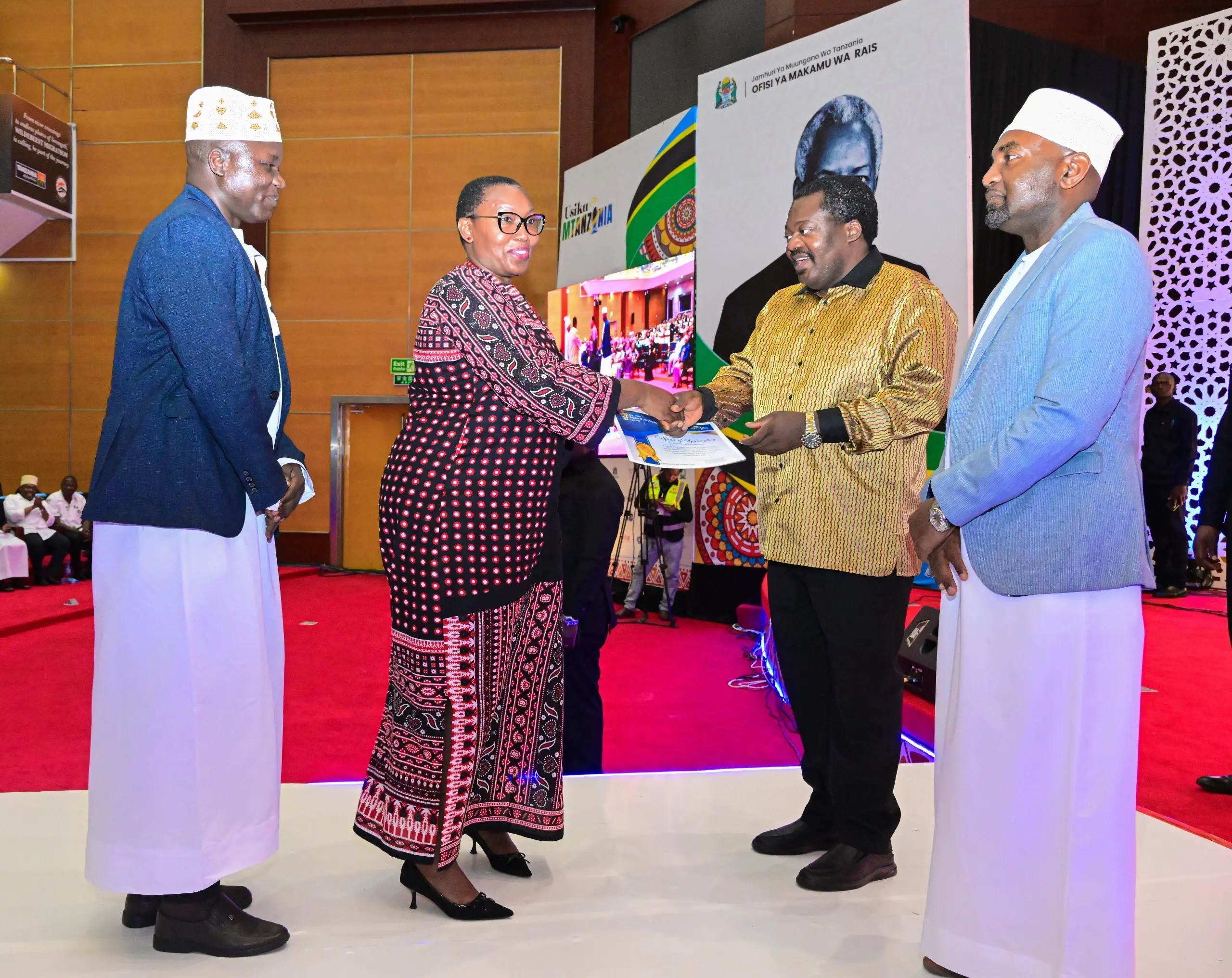 NEMC YAKABIDHIWA CHETI NA MAKAMU WA RAIS MHE.BALOZI DKT. EMMANUEL NCHIMBI, USHIRIKI WA SHEREHE ZA USIKU WA MUUNGANO