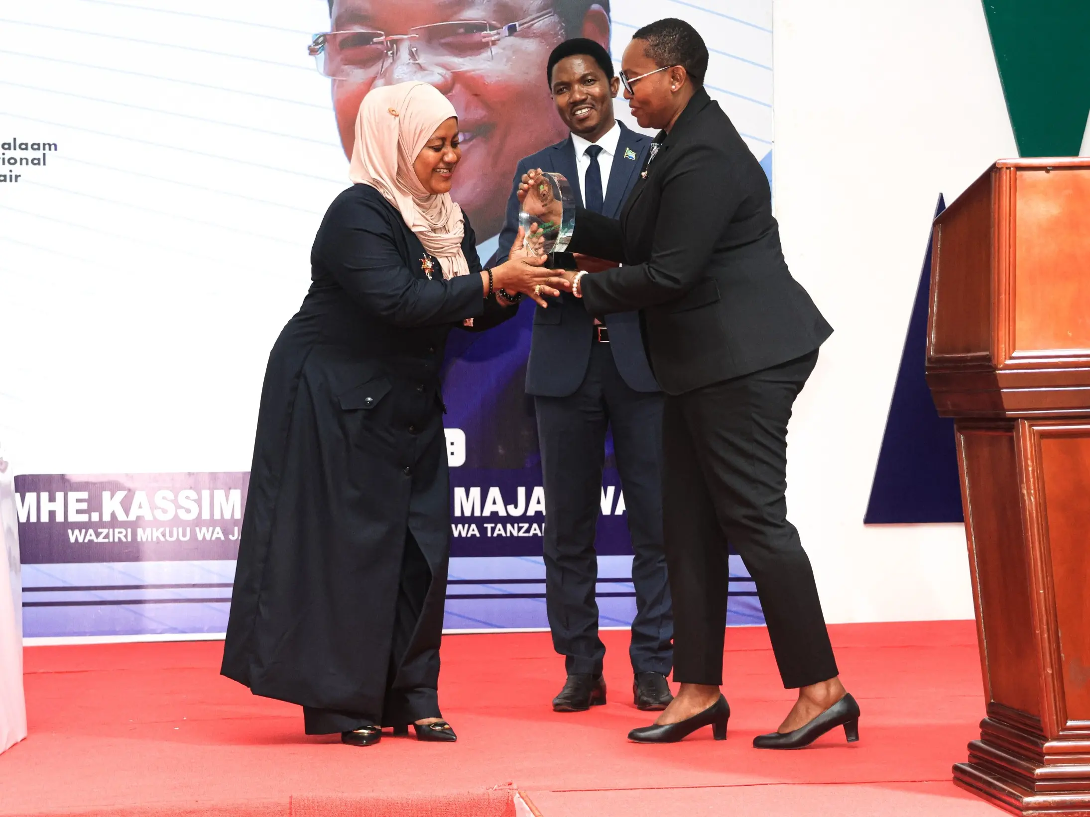 NEMC YATUNUKU TUZO KWA  TANTRADE  UTUNZAJI WA MAZINGIRA MSIMU WA SABASABA