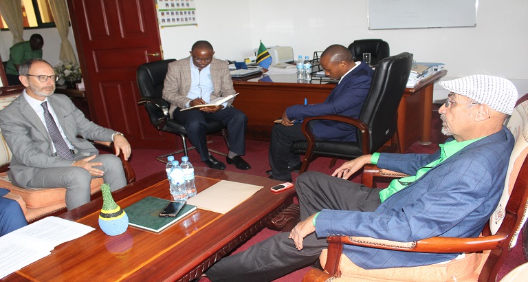 BALOZI WA UMOJA WA ULAYA (EU) NCHINI TANZANIA AKUTANA NA MHE. ZUNGU KUJADILI MASUALA MBALIMBALI YA KIMAZINGIRA cover image