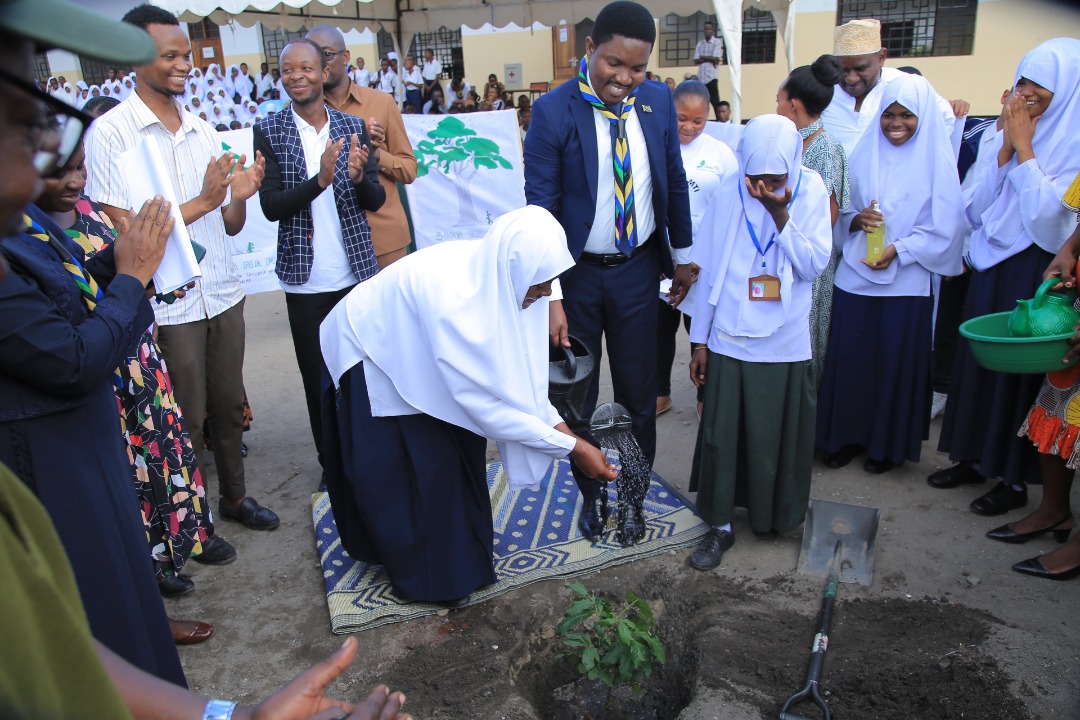 WAZIRI JAFO AHAMASISHA WANAFUNZI KUPANDA MITI cover image