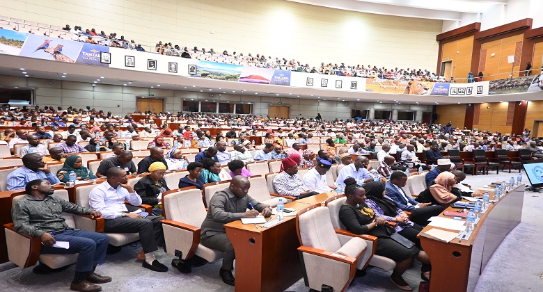 DAR ES SALAAM BILA KELELE CHAFUZI ZA MAZINGIRA NA MIFUKO YA PLASTIKI INAWEZEKANA - RC MAKALA cover image