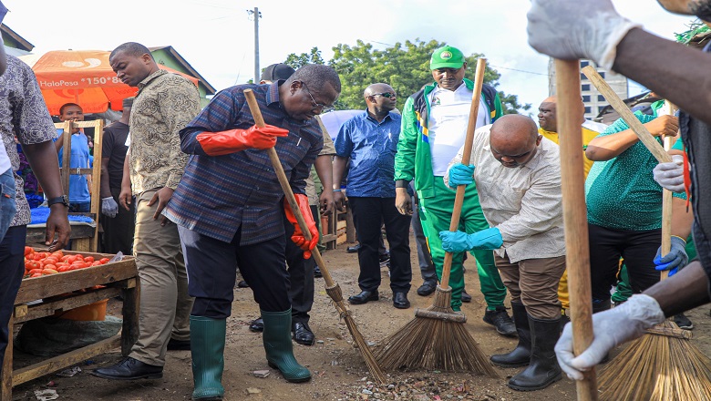​MAKAMU WA RAIS DKT.PHILIP MPANGO AONGOZA ZOEZI LA USAFI SOKO LA ILALA . cover image