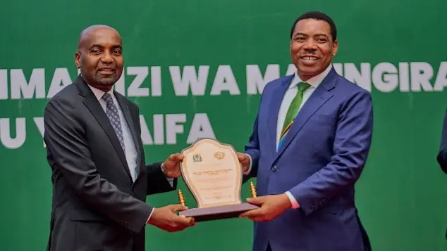 WAZIRI MKUU DKT. MWIGULU NCHEMBA AKABIDHIWA TUZO YA HESHIMA NEMC MIAKA 40 YA NEMC