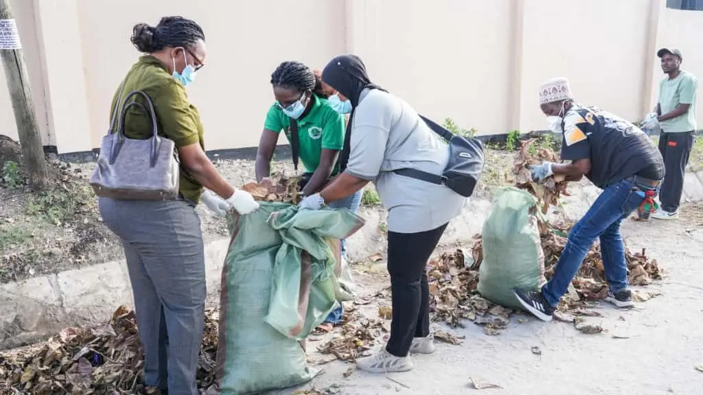 NEMC YAADHIMISHA SIKU YA USAFI DUNIANI KWA KUFANYA USAFI HOSPITAL YA MWANANYAMALA