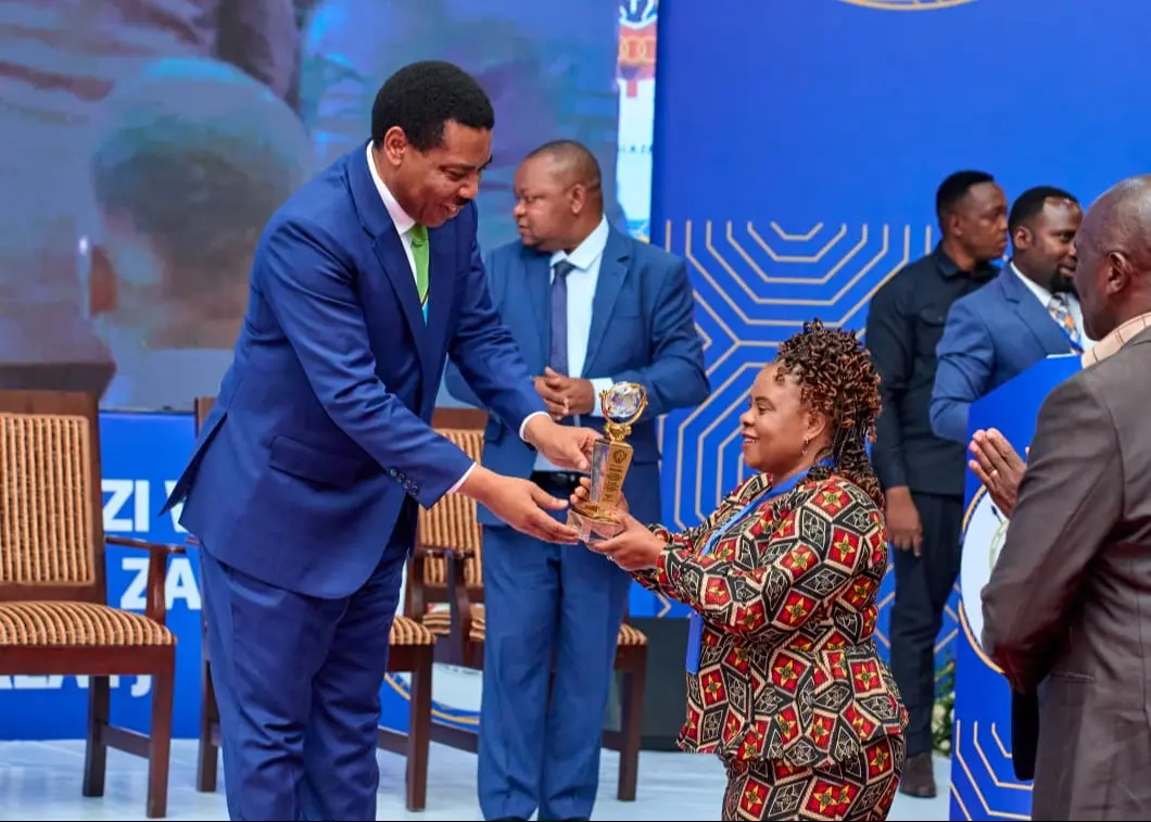NEMC YATOA TUZO KWA MSHINDI WA JUMLA WA UTUNZAJI WA MAZINGIRA