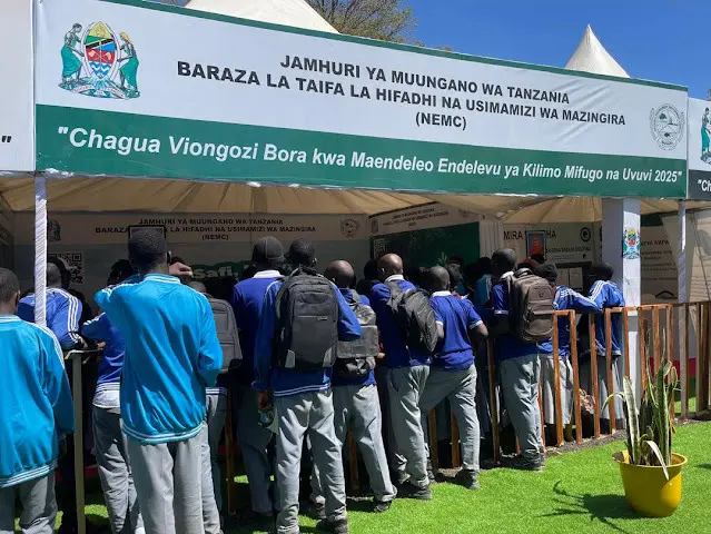 NEMC INAENDELEA KUTOA ELIMU KWA WANAFUNZI NA WANANCHI KATIKA MAONESHO YA NANENANE JIJI MBEYA