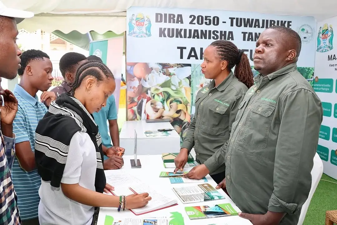 WATUMISHI WA NEMC WAKITOA ELIMU YA MAZINGIRA KATIKA WIKI YA MAONESHO KUELEKEA SIKU YA MAZINGIRA DUNIANI, JUNI 2026