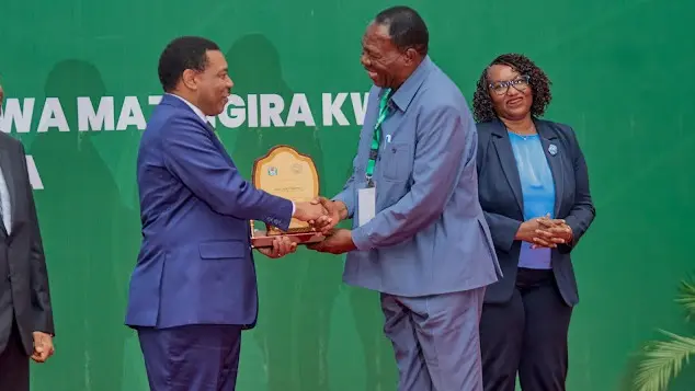 WAZIRI MKUU ATOA TUZO  KWA VIONGOZI NA WADAU WA MAZINGIRA KATIKA MAADHIMISHO YA MIAKA 40 YA NEMC