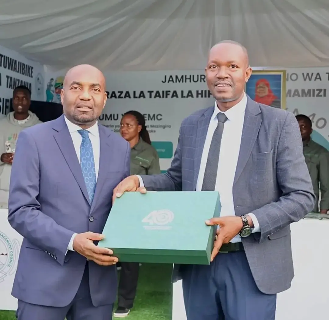 WAZIRI MASAUNI (KUSHOTO) AKIPOKEA ZAWADI KUTOKA KWA MENEJA WA KANDA YA KATI (NEMC) NOVATUS MUSHI